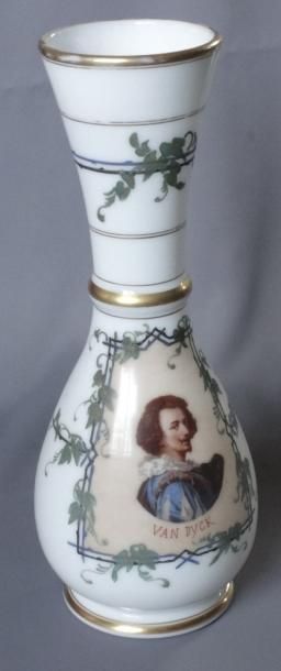 Vase ovoïde à long col évasé en opaline blanche,...