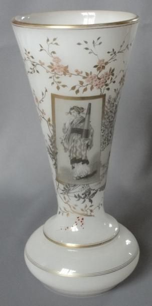 Vase à long col en opaline savonneuse, à...