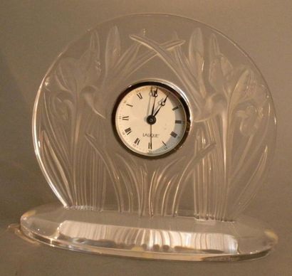 LALIQUE FRANCE
Pendulette en verre moulé,...