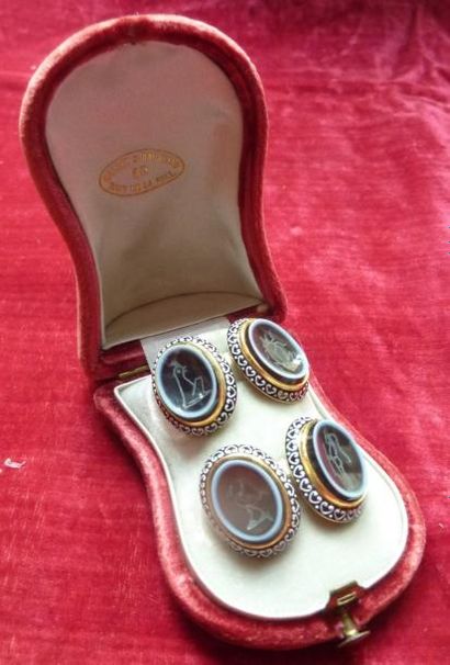 Paire de boutons de manchettes en or jaune...
