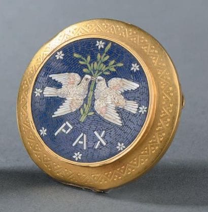 Broche en or ornée d'une micromosaïque Représentant...