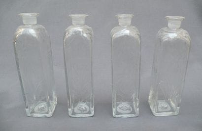 Suite de quatre flacons en verre de forme...