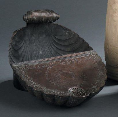 Coupe en cuivre repoussé et argenté en forme...