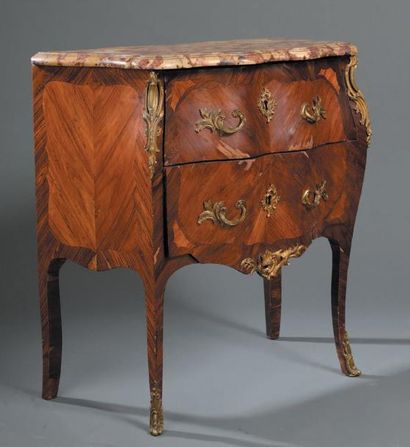 Commode estampillée de P. F. Guignard A façade...