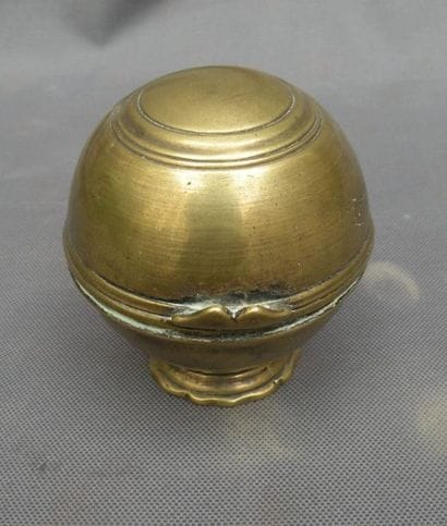 Boîte à savon en métal, XVIIIe siècle. Elle...