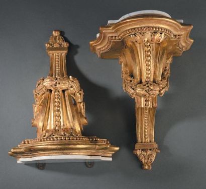 Paire de consoles d'applique En bois sculpté...