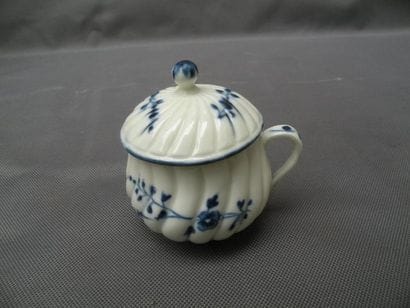 CHANTILLY
Pot à jus couvert à godrons torses...