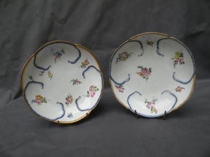 SÈVRES
Deux jattes à feuille de chou en porcelaine...