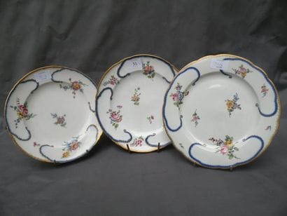 SÈVRES
Deux assiettes à feuille de chou en...