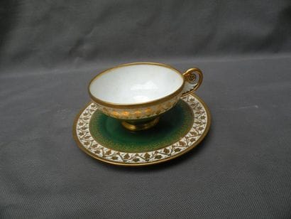 SÈVRES
Tasse à thé et sa soucoupe à décor...