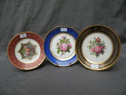 PARIS
Trois assiettes à décor polychrome...