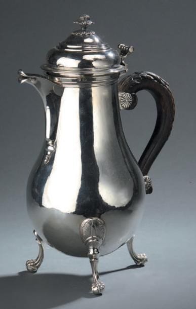 Cafetière en argent à manche en bois sculpté...