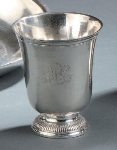 Timbale tulipe en argent, le col souligné...