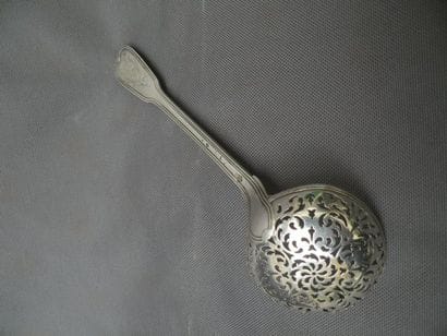 Petite Cuiller à saupoudrer en argent par...