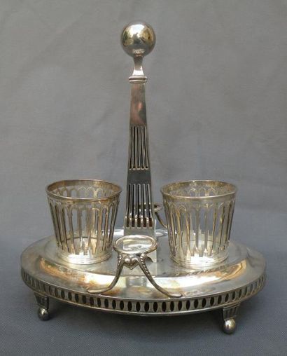 Huilier vinaigrier en argent, à décor ajouré...