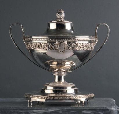 Pot à oille et son dormant en argent sur...
