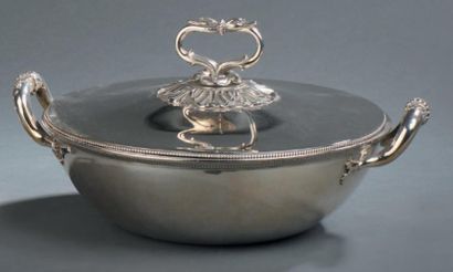 Légumier en argent uni, à prises feuillagées,...