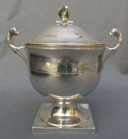 Coupe couverte en argent, à prise latérale...