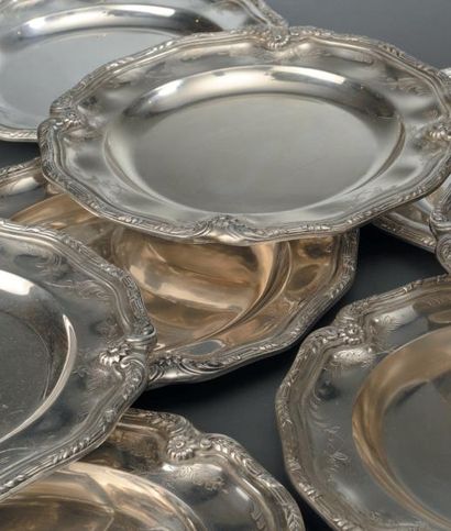 Suite de neuf assiettes en argent à quatre...