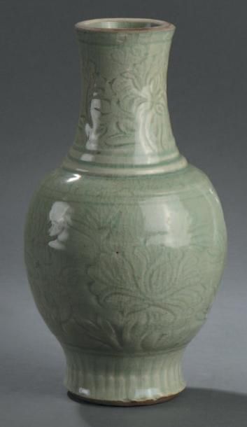 Vase en grès céladon Longquan, Chine, dynastie...