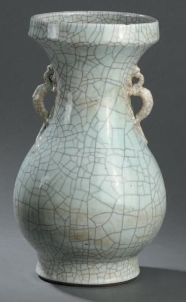 Vase en porcelaine à glacure de type ge Chine,...