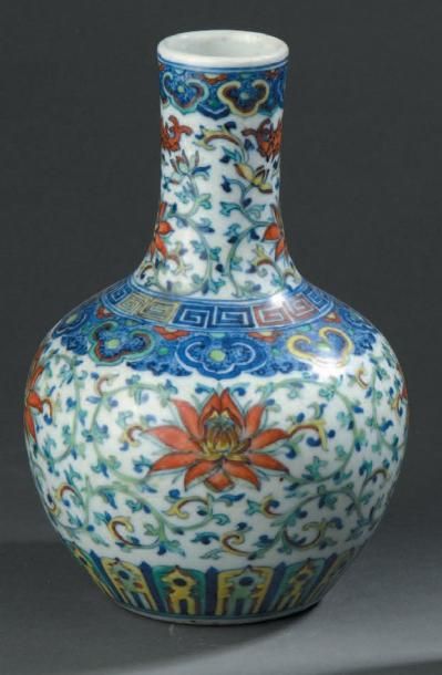 Vase en porcelaine doucai Chine, début du...