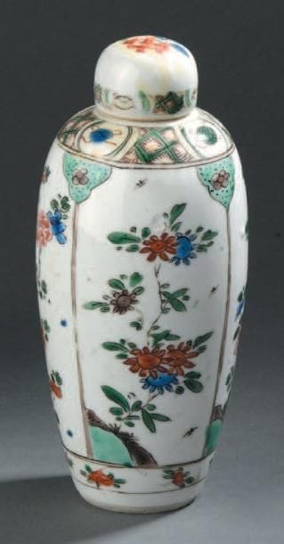 Petit vase couvert en porcelaine 