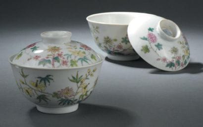 Deux bols couverts en porcelaine polychrome...