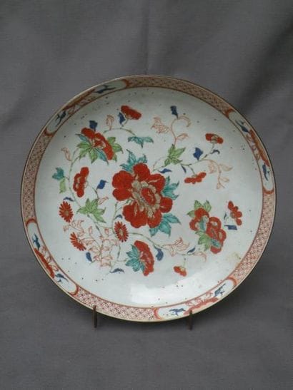 Plat en porcelaine polychrome Chine, dynastie...