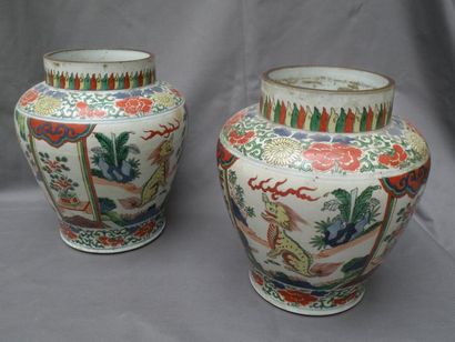 Paire de potiches en porcelaine wucai Chine,...