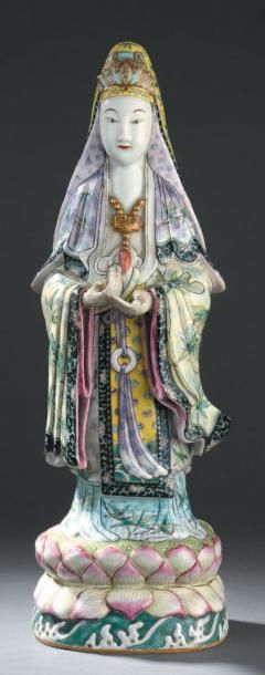 Statue de Guanyin en porcelaine polychrome...