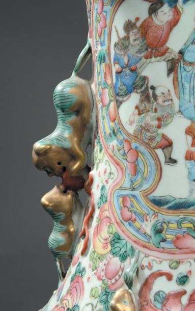 Paire de grands vases en porcelaine de Canton...