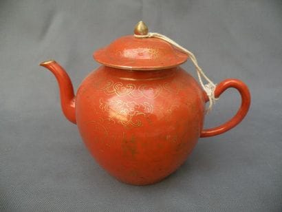 Théière couverte en porcelaine Chine, dynastie...
