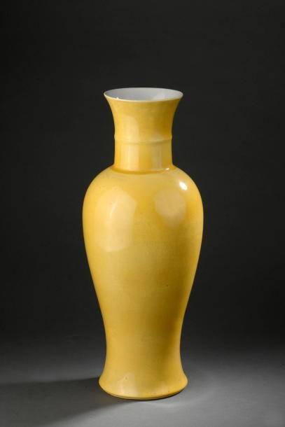 Vase en porcelaine monochrome jaune Chine...
