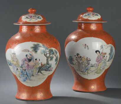 Paire de potiches couvertes en porcelaine...