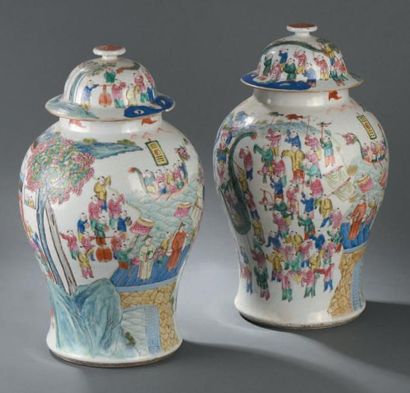 Paire de potiches couvertes en porcelaine...
