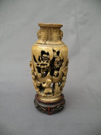 Vase en ivoire sculpté Chine, début du XXe...