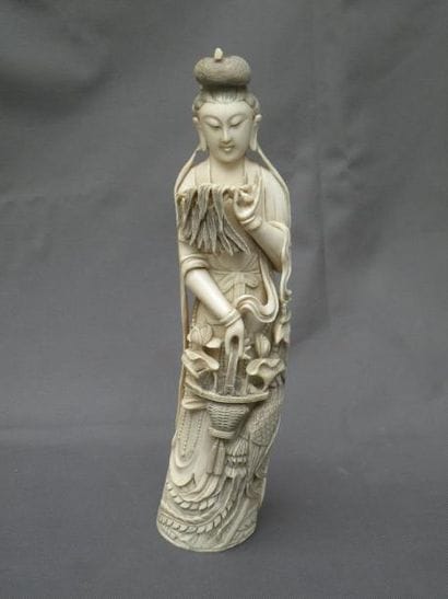 Statuette de femme en ivoire sculpté Chine...