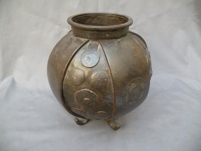 Brûle-parfum quadripode en fer incrusté d'argent...