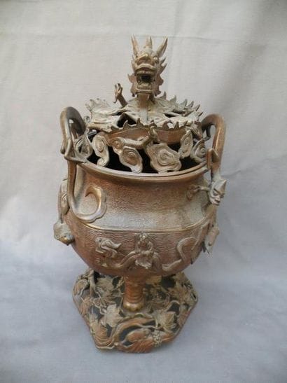 Brûle-parfum couvert et sa base en bronze...