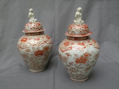 Paire de potiches couvertes en porcelaine...