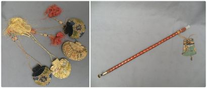 Quatre bourses en soie brodée, et une pipe...