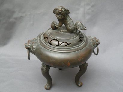 Brûle-parfum tripode couvert en bronze Indochine,...