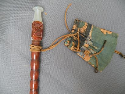 Quatre bourses en soie brodée, et une pipe...