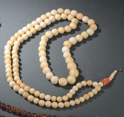 Collier bouddhiste en ivoire et corail Chine,...