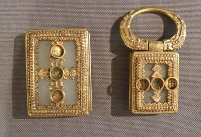 Deux éléments de boucle de ceinture en jade...