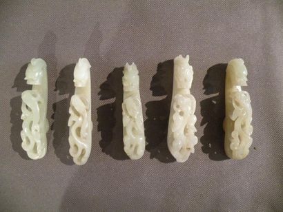 Cinq fibules en jade céladon pâle Chine,...