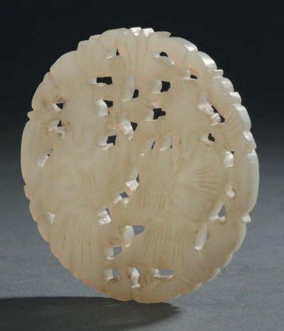 Un pendentif en jade et deux groupes en jadéite...