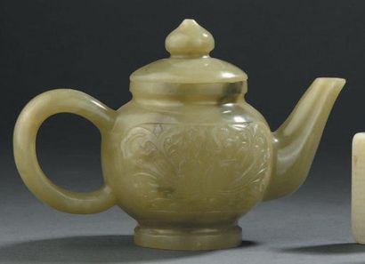 Petite théière couverte en jade jaune-vert...