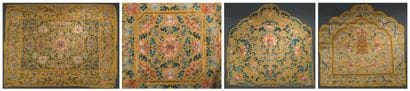 Quatre housses de coussin impériales en soie...